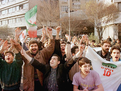 شادی مردم در خیابانها پس از راهیابی ایران به جام جهانی؛ ۸ آذر ۱۳۷۶/ عکس: اینترنت